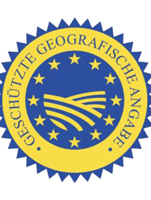 Ein rundes, blau-gelbes Label mit dem Schriftzug „Geschütze geographische Angabe“ und ein rot-gelbes Label mit der Aufschrift „Geschütze Ursprungsbezeichnung“.