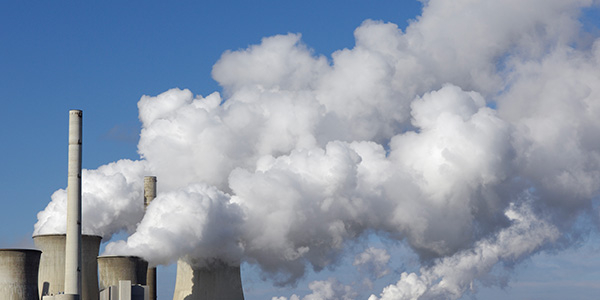 Ein Kraftwerk stößt Treibhausgase aus.