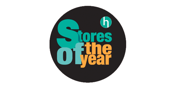 Die Auszeichnung „Store of the Year“ als bunte Schrift auf einem schwarzen Kreis.