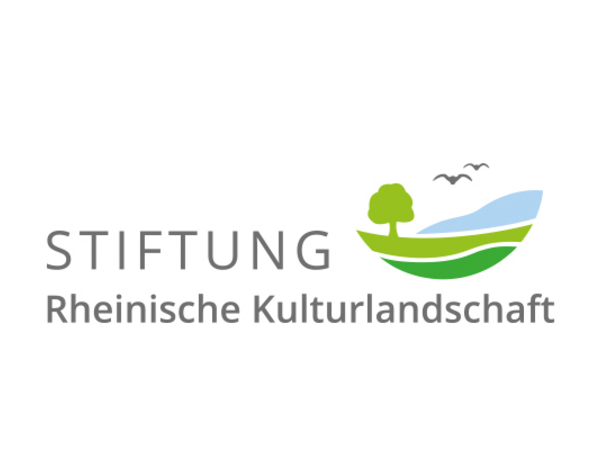 Das Logo mit dem Schriftzug „Stiftung Rheinische Kulturlandschaft“ und einer illustrierten Landschaft. 