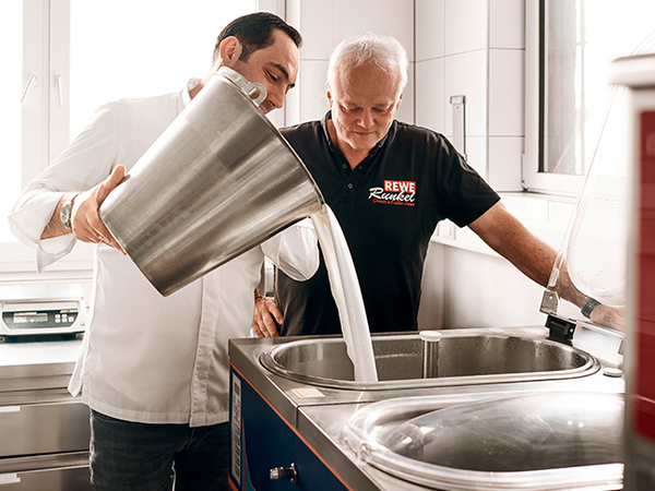 Roberto Ghirloni und Frank Runkel stellen gemeinsam in der Eisküche Eis her.