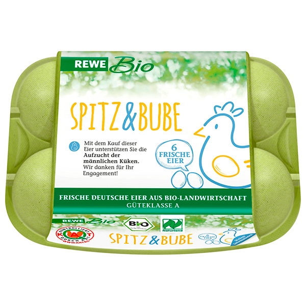 Ein Karton REWE Bio Spitz und Bube Eier. Auf der Verpackung steht „Mit dem Kauf dieser Eier unterstützen Sie die Aufzucht der männlichen Küken. Wir danken für ihr Engagement!“ 