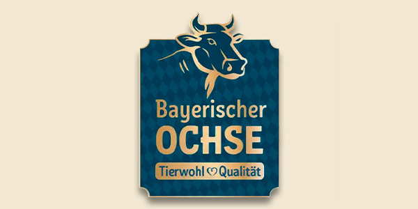 Das blaue Logo mit der Aufschrift „Bayerischer Ochse. Tierwohl & Regionalität.“ zeigt einen illustrierten Ochsen. 