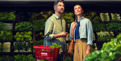 Zwei Personen beim einkaufen in der Gemüseabteilung