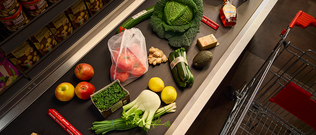 REWE Kassenband mit Obst und Gemüse, teils unverpackt, teils plastikfrei verpackt 