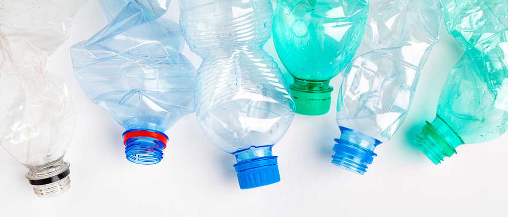 Fünf leere Plastikflaschen 