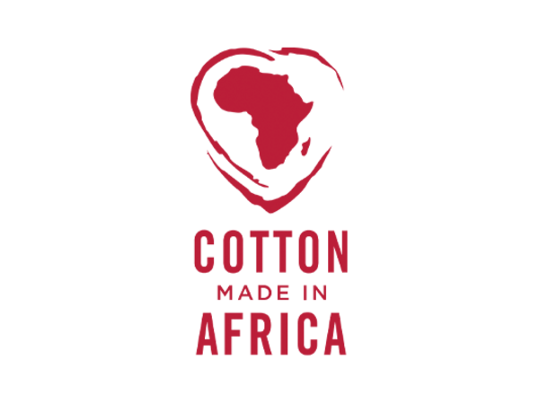 Das rote Cotton made in Africa Label mit dem Schriftzug „Supporting the Cotton made in Africa Initiative”. 