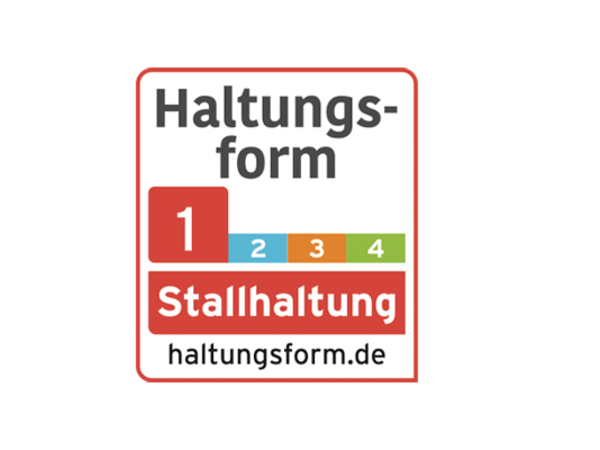 Das rote Haltungsformstufe 1 Label mit der Aufschrift „Haltungsform 1, Stallhaltung, haltungsform.de“. 