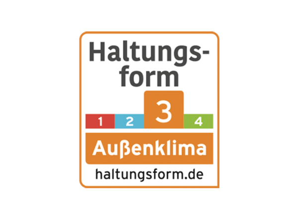 Das orangene Haltungsformstufe 3 Label mit der Aufschrift „Haltungsform 3, Außenklima, haltungsform.de“.