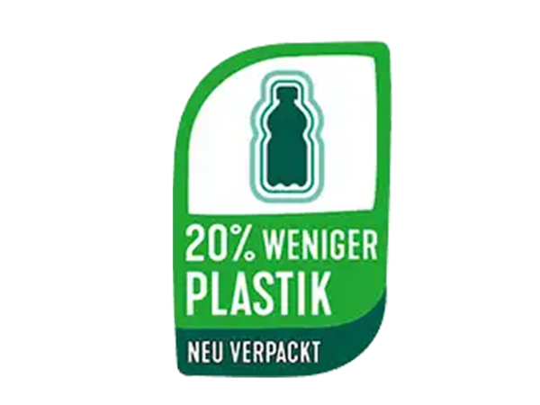Ein grünes Label mit einer Flasche als Symbol. Darunter steht „20 % weniger Plastik“.