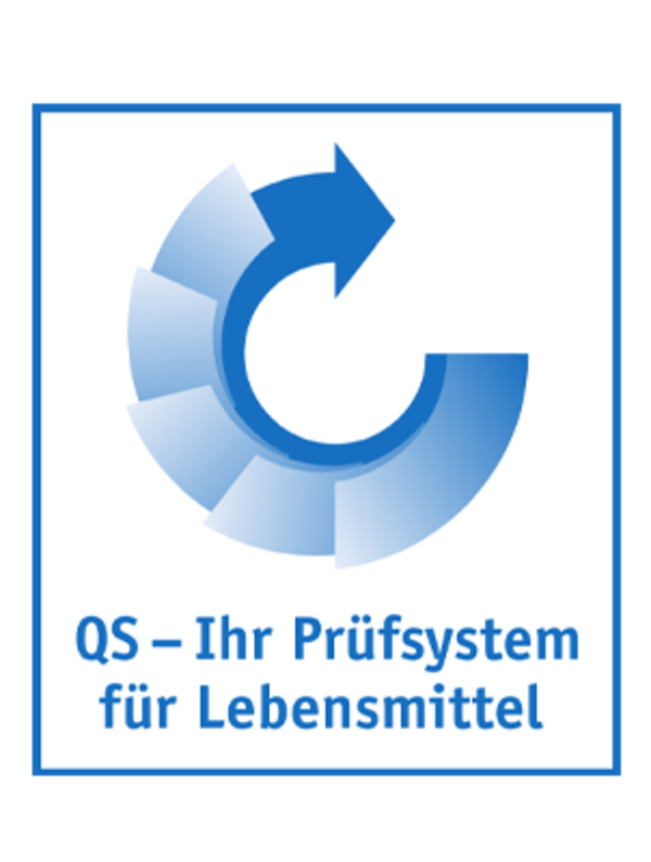 Ein weißes Label mit einem blauen Pfeil und der Aufschrift „QS. Ihr Prüfsystem für Lebensmittel“.