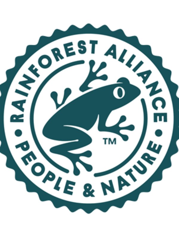 Das Siegel der Rainforest Alliance zeigt einen illustrierten grünen Frosch und den Schriftzug „Rainforest Alliance People & Nature“.