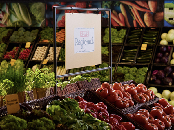 Gelbe Schilder mit der Aufschrift „Regional“ kennzeichnen regionale Produkte bei REWE. Unter der Eigenmarke REWE Regional findest du viel frisches Obst und Gemüse.