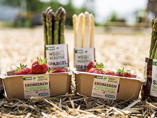 Die ersten REWE Wegbereiter Produkte gibt es in Bayern in den Märkten: Spargel und Erdbeeren vom Spargelhof Kügel. 