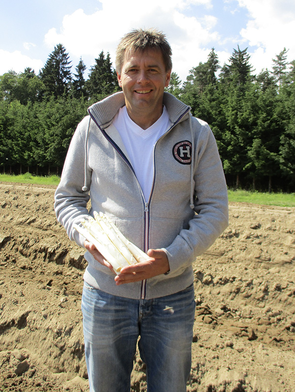 Wolfgang Kügel auf einem Spargelfeld. 