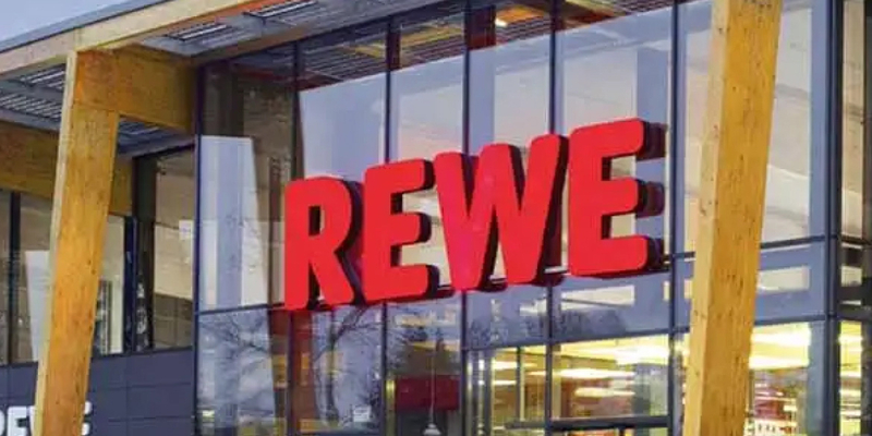 Front eines REWE Einkaufsgebäudes