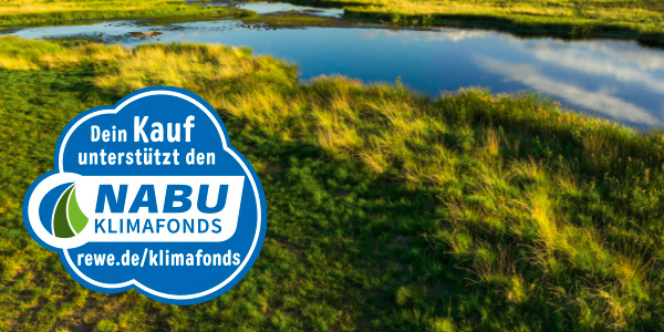 Eine Moorlandschaft von oben. Auf dem Bild steht ein blauer Störer mit der Aufschrift „Dein Kauf unterstützt den NABU-Klimafonds. rewe.de/klimafonds“