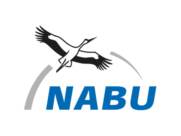 Das Logo des Naturschutzbunds Deutschland e.V. mit dem Schriftzug „NABU“ und einem fliegenden Storch. 