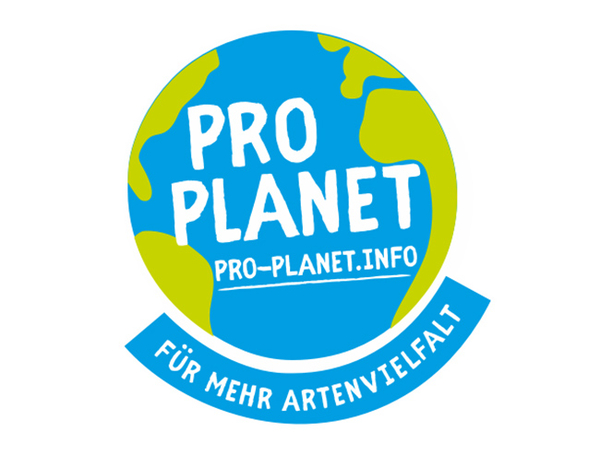 Das Pro Planet Logo mit einer illustrierten Weltkugel und dem Schriftzug „PLANET, pro-planet.info, Für mehr Artenvielfalt“.