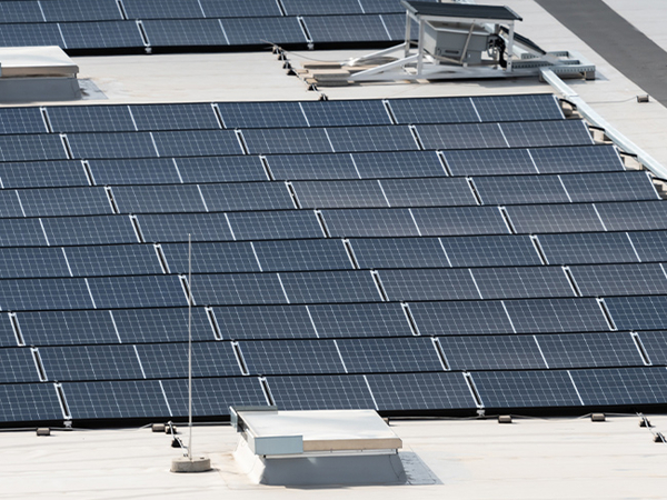 Solarpanels auf dem Dach eines Logistik-Standortes.