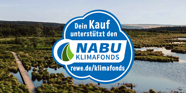 Auf einem blauen Label steht der Text „Dein Kauf unterstützt den NABU-Klimafonds. rewe.de/klimafonds“. Im Hintergrund ist ein renaturiertes Moor abgebildet.