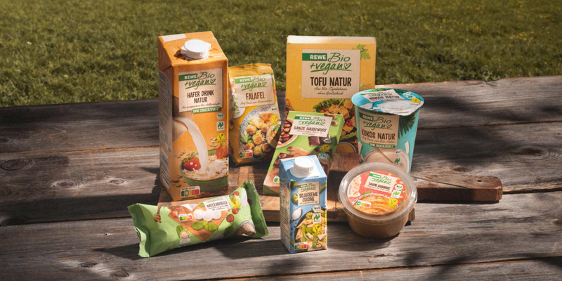 Mehrere vegane Produkte auf einem Holztisch