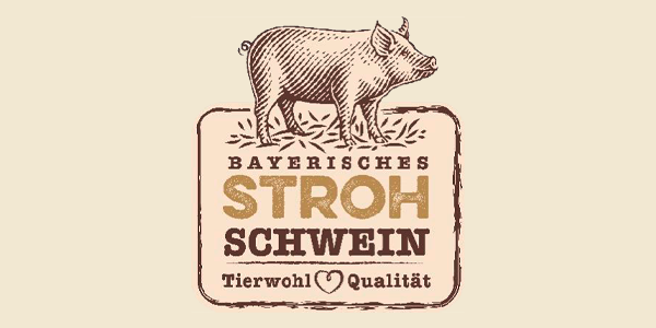 Auf dem Logo ist ein illustriertes Schwein auf Stroh zu sehen. Darunter steht der Text „Bayerisches Strohschwein. Tierwohl und Qualität“. 