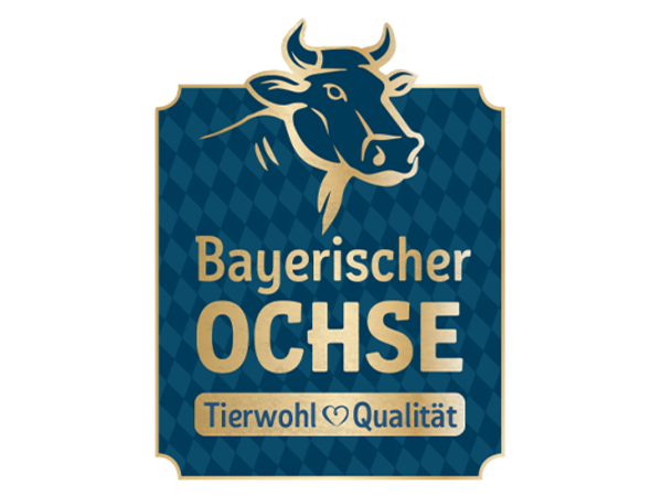 Das blaue Logo mit der Aufschrift „Bayerischer Ochse. Tierwohl & Regionalität.“ zeigt einen illustrierten Ochsen. 