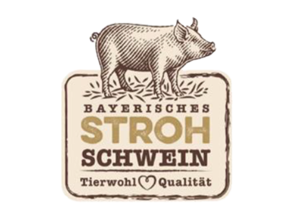 Auf dem Logo ist ein illustriertes Schwein auf Stroh zu sehen. Darunter steht der Text „Bayerisches Strohschwein. Tierwohl & Qualität“. 
