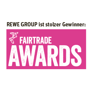 Ein pinkes Label mit dem Text „REWE Group ist stolzer Gewinner: Fairtrade Awards“.