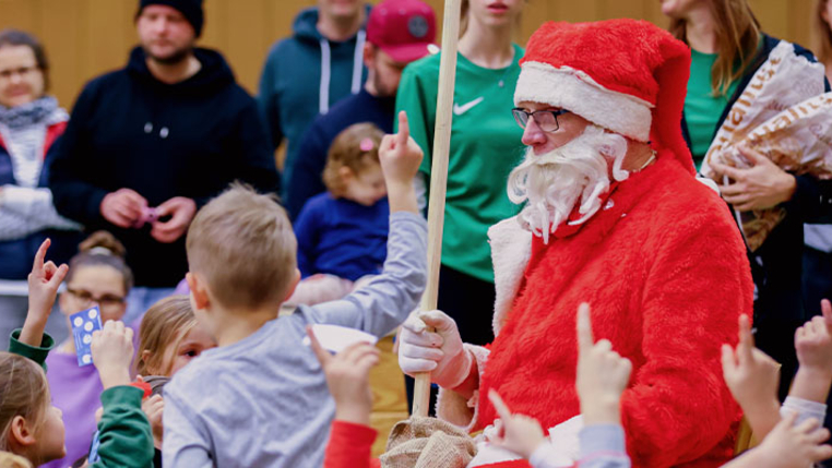 Ein Nikolaus besucht die Kinder beim inklusiven Turnen. 