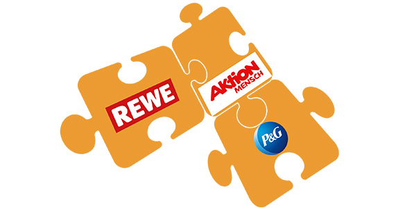 Auf drei illustrierten Puzzleteilen sind die Logos der Aktionspartner abgebildet: Aktion Mensch, Procter & Gamble und REWE. 