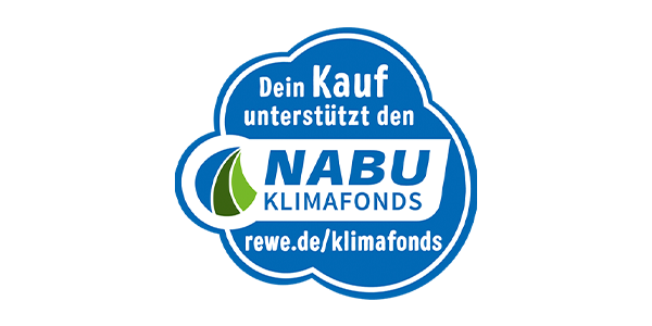 Ein blaues Label mit der Aufschrift: „Dein Kauf unterstützt den NABU-Klimafonds. rewe.de/klimafonds“ 