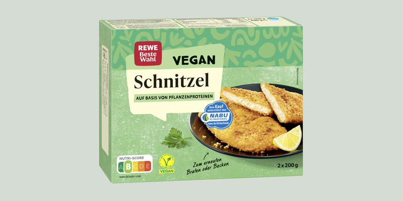 Eine Packung REWE Beste Wahl Vegane Schnitzel. 