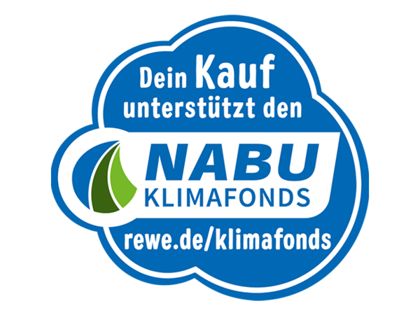 Auf einem blauen Logo steht der Text: Dein Kauf unterstützt den NABU Klimafonds. rewe.de/klimafonds