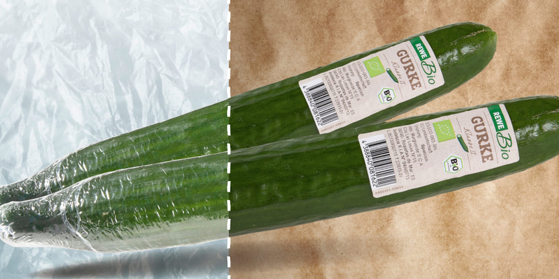 Zweigeteiles Bild von zwei Gurken, links mit und rechts ohne Plastikverpackung