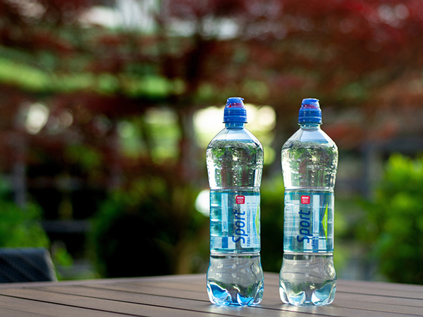 2 Flaschen REWE Aqua Mia Sport aus 100 % Recyclat. 