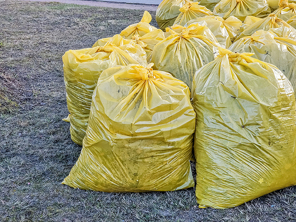 Viele gelbe Säcke mit Kunststoff-Abfällen.