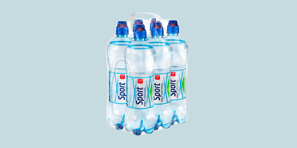Eine REWE Aqua Mia Sport in der 0,75-Liter-Flasche aus 100 % Recyclat.