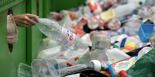 Ein grüner Container voll gebrauchter Plastikflaschen 