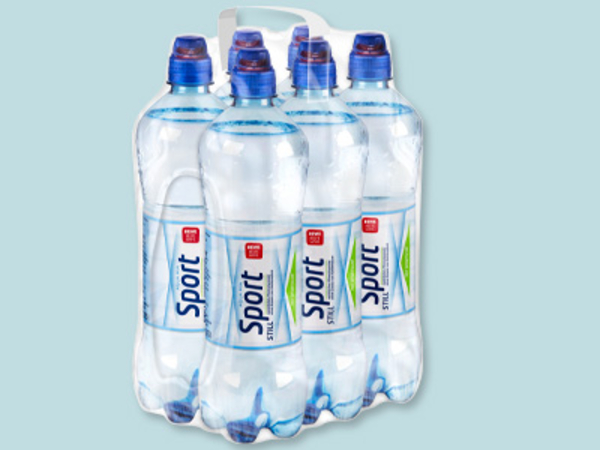 Die REWE Aqua Mia Sport Flasche aus 100 % Recyclat. 