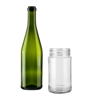 Eine leere Glasflasche und ein Schraubglas ohne Deckel. 