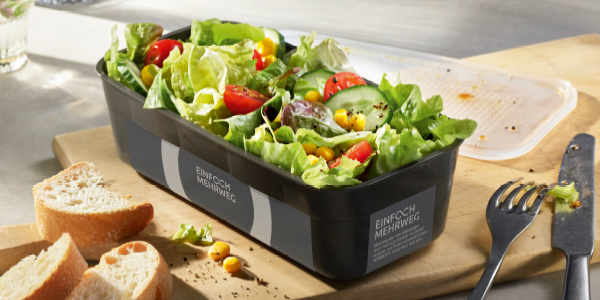 Eine Pfand-Verpackung für frische Salate. 