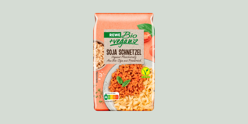 Eine Packung REWE Bio + vegan Soja Schnetzel. 