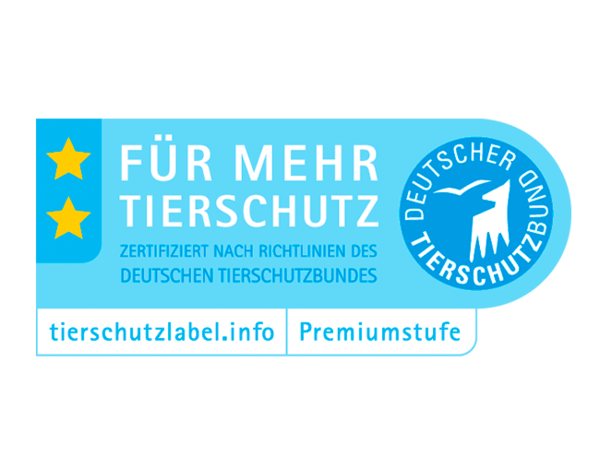 Das hellblaue „Für mehr Tierschutz“ Label in der Einstiegsstufe trägt den Schriftzug „Für mehr Tierschutz. Zertifiziert nach Richtlinien des Deutschen Tierschutzbundes. Einstiegsstufe. tierschutzlabel.info“. Auf dem Premium-Label steht „Premiumstufe“ statt „Einstiegsstufe“.    