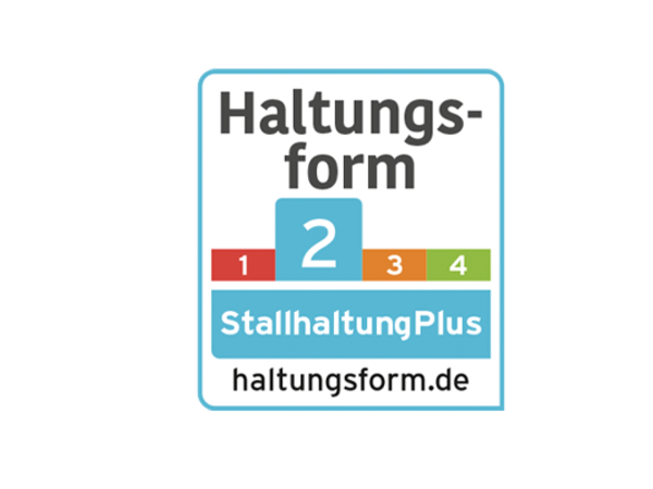 Das blaue Haltungsformstufe 2 Label mit der Aufschrift „Haltungsform 2, Stallhaltung Plus, haltungsform.de“.