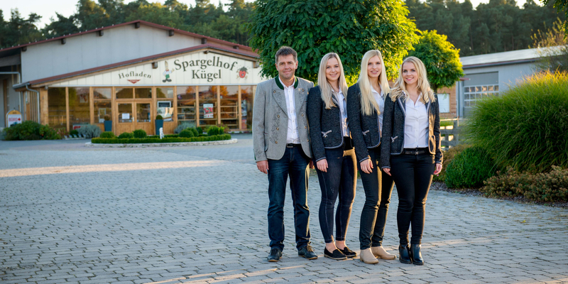 Wolfgang Kügel und seine drei Töchter vor dem Spargelhof. 