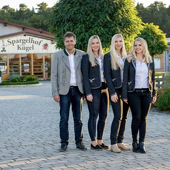 Ein Gruppenbild von Familie Kügel – den ersten REWE Wegbereiter Landwirt:innen