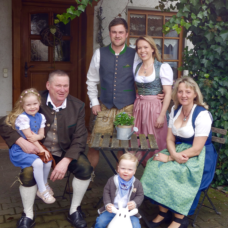 Ein Porträt zeigt drei Generationen der Familie Keller auf dem Jegglhof. 