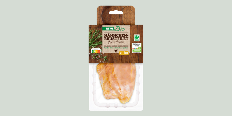 Eine Packung REWE Bio Hähnchen-Brustfilet Joghurt Paprika.